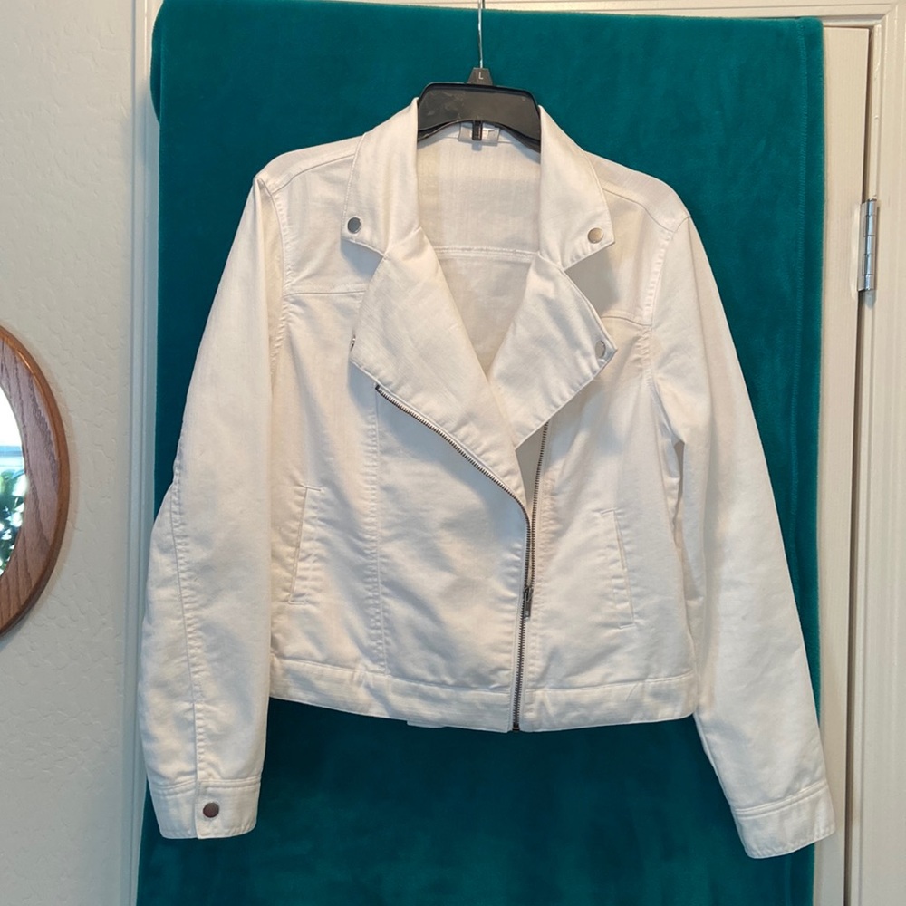 White denim jacket in a size large from the Jaclyn Smith collection.